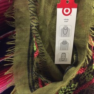 NWT WOMEN’S INFINITY SCARF 100% POLYESTER.